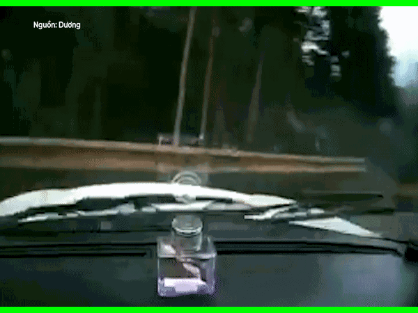 Video: Xe tải mất lái, xoay nhiều vòng trên đường trơn trượt