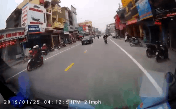 Video: Rùng mình cảnh người đàn ông đi xe máy đâm trực diện vào xe tải