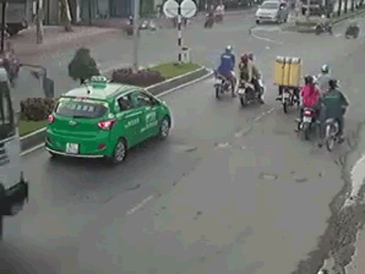 Video: Rùng mình cảnh taxi bị xe tải ủi trôi vài mét khi dừng đèn đỏ