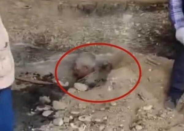 Tin tức đời sống mới nhất ngày 28/1/2019: Xôn xao clip vợ chồng con trai chôn sống bố già ngoài 70 tuổi