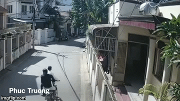 Video: Bị người dân truy đuổi gắt gao, 2 tên cướp vứt xe bỏ chạy tán loạn