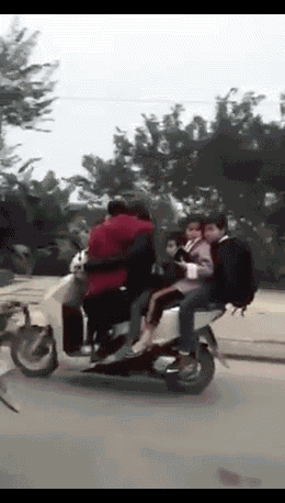 Video: Hoảng hồn người phụ nữ lái xe máy chở cùng lúc 5 đứa trẻ chạy bon bon trên đường