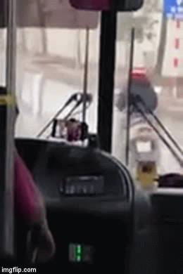 Video: Giật mình tài xế xe buýt vừa điều khiển xe vừa tranh thủ xem phim trên smartphone