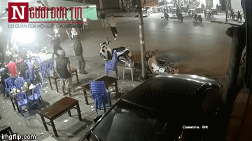 Video: Rùng mình cảnh hàng chục côn đồ cầm dao, kiếm truy sát 2 thanh niên trong đêm