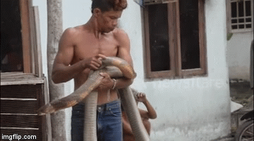 Video: Kinh hãi người đàn ông vô tư 