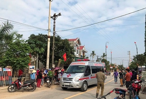 Dựng cây nêu ngày Tết, 3 anh em bị điện giật, nhập viện cấp cứu