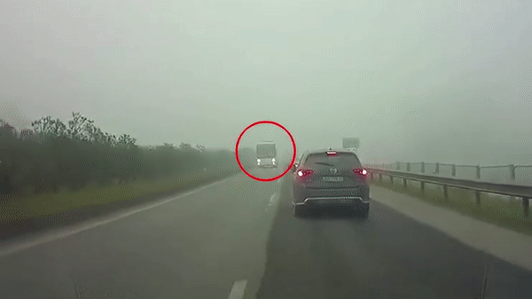 Video: Xe chở công nhân Samsung liều lĩnh chạy ngược chiều trên cao tốc Hà Nội- Thái Nguyên