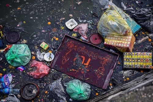 Ngán ngẩm cảnh người dân ném cả bàn thờ, bình hương, chó sứ xuống sông để tiễn ông Táo