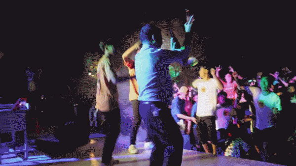 Video: Thầy hiệu trưởng gây sốt mạng xã hội vì màn 