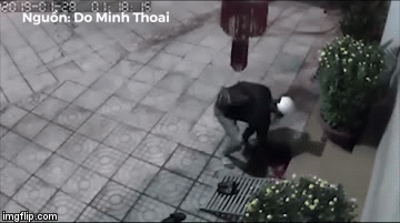 Video: Lạ lùng tên trộm đi rình mò rồi chỉ 