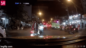 Clip: Ngã nhào trước bánh xe khách, người đàn ông may mắn thoát khỏi 