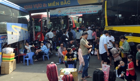Bến xe, nhà ga tấp nập dòng người về quê ăn Tết