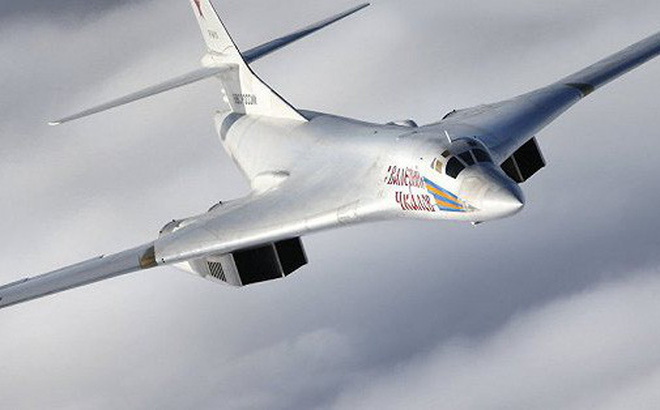 Mỹ, Canada dùng máy bay chiến đấu tàng hình F-22 để 'thử' Tu-160 của Nga