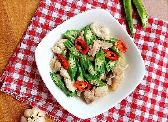 Món ngon mỗi ngày: Đổi vị với gà xào đậu bắp giòn giòn