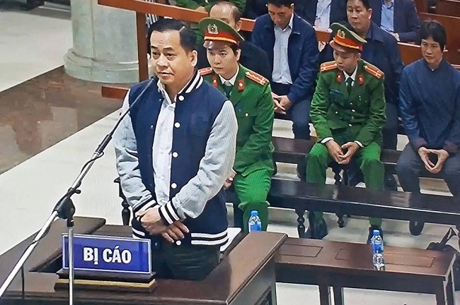 Đứng trước vành móng ngựa, Vũ