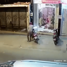 Video: Trộm dắt xe bỏ chạy trối chết khi bị thiếu nữ truy đuổi quyết liệt