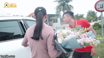 Sau thành công cùng tuyển Việt Nam, Phan Văn Đức tậu xế hộp tiền tỷ đưa mẹ đi chơi xuân