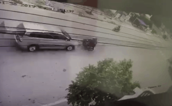 Video: Xe máy lao với tốc độ 