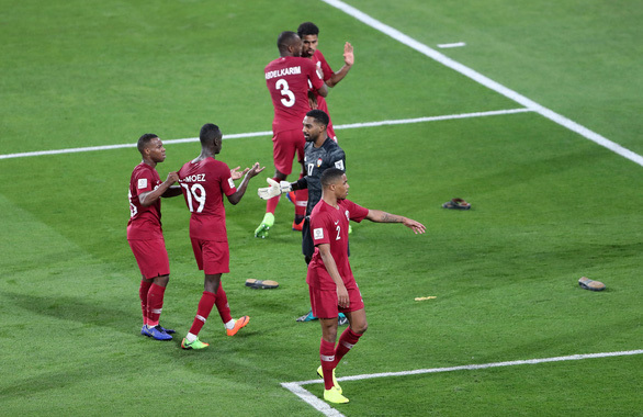 AFC điều tra vụ CĐV UAE ném giày dép vào cầu thủ Qatar tại Asian Cup 2019