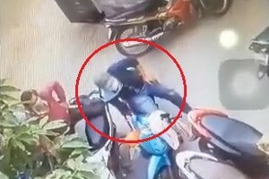 Video: 2 thanh niên bẻ khóa trộm xe máy trong tích tắc ở Sài Gòn