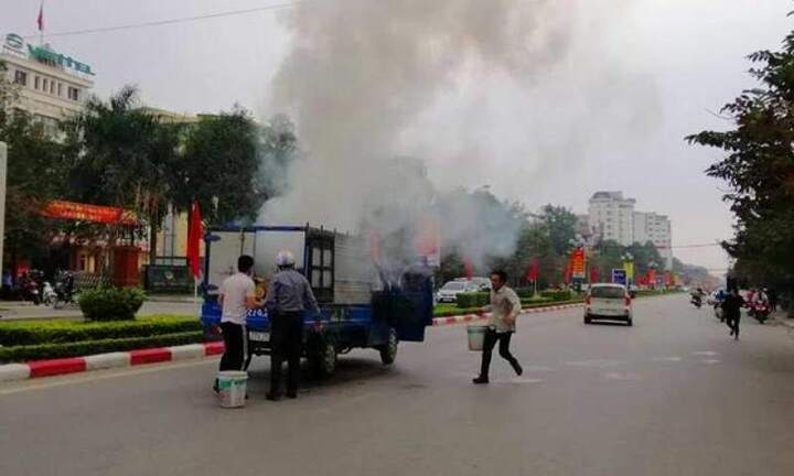 Tin tai nạn giao thông mới nhất ngày 2/2/2019: Cháy xe vì vừa đi đường vừa nấu bánh chưng