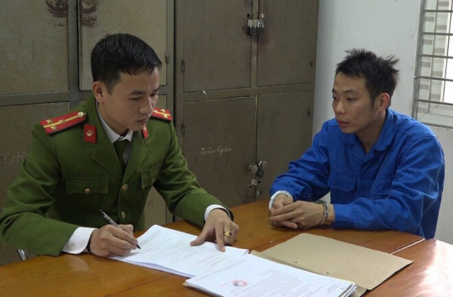 Thiếu phụ ngoại tình bị bạn thân của người yêu tống tiền bằng clip nóng