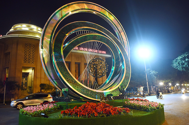 Hà Nội trang hoàng lung linh đón Tết Kỷ Hợi 2019