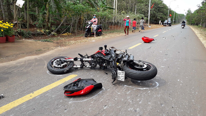Tin tai nạn giao thông mới nhất ngày 5/2/2019: Thanh niên lái Ducati 130 km/h húc vào đuôi xe container