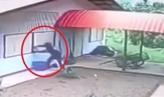 Video: Tên trộm “hờn cả thế giới” khi phá cửa sổ xong mới phát hiện nhà không có cửa