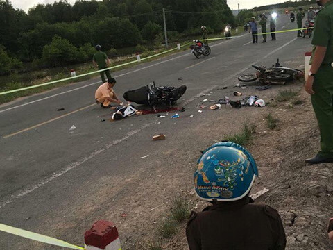 Cà Mau: Xe máy đối đầu, 2 người tử vong