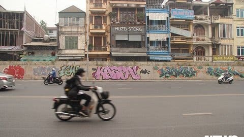 Xóa sạch những hình vẽ bôi bẩn trên đường Nghi Tàm