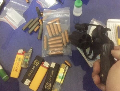 Phát hiện nam thanh niên mang súng “đi dạo” ở Sài Gòn