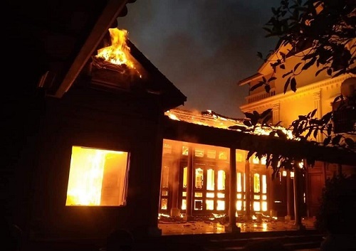 Thắp nhang dẫn tới hỏa hoạn, căn nhà gỗ tiền tỷ tại Nghệ An bị thiêu rụi