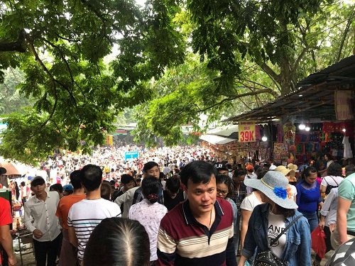 Chùa Hương: Hàng vạn người chen lấn chờ khai hội