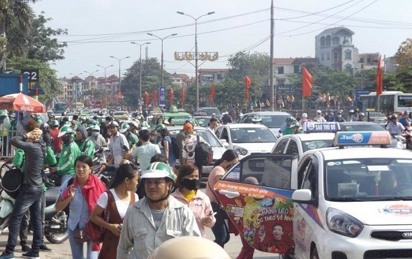Sau nghỉ Tết, người dân ùn ùn đổ về Hà Nội, các cửa ngõ Thủ đô kẹt cứng