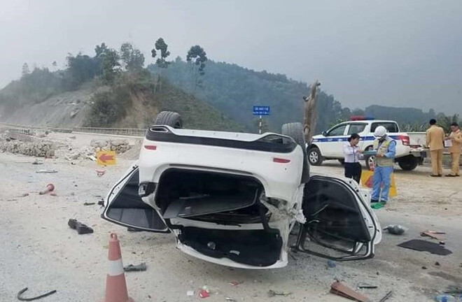 Đi qua đoạn đường đang sửa chữa, Mazda 6 lật ngửa, nằm “phơi bụng” trên cao tốc