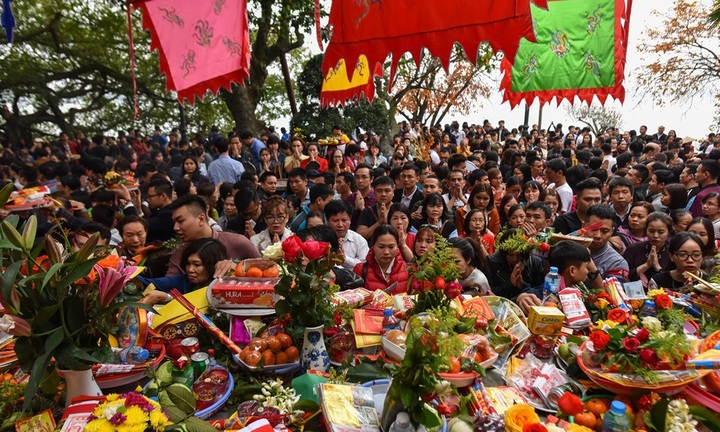 Ngày đầu đi làm sau Tết, dòng người kéo về Phủ Tây Hồ chật cứng như nêm