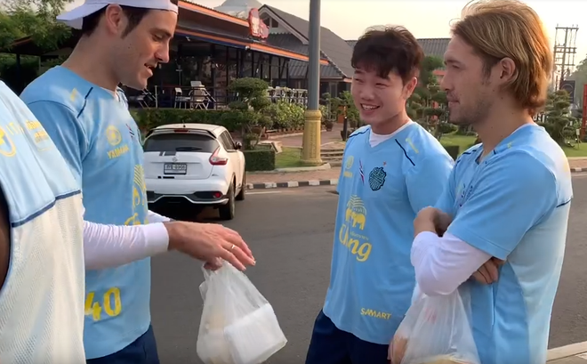 Video: Xuân Trường tự tin “chém” tiếng Anh với đồng đội mới sau khi ra mắt ở Thái Lan