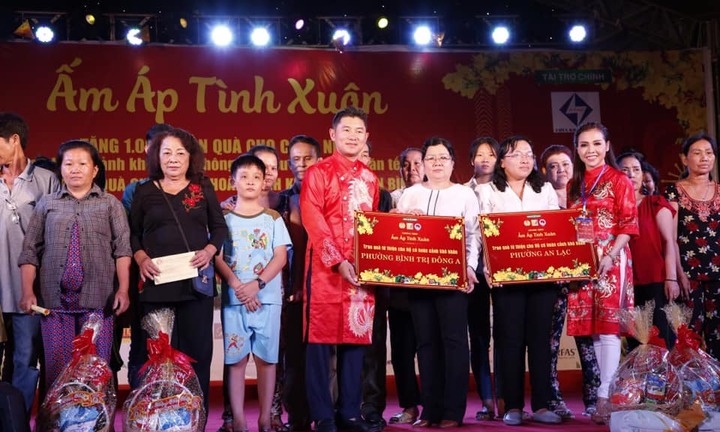Vua mạng xã hội A Tuân cùng các doanh nhân trao 1000 phần quà cho công nhân xa nhà không có điều kiện về quê ăn tết