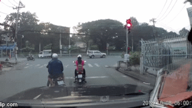 Video: Tên cướp manh động giật điện thoại ngay giữa đường