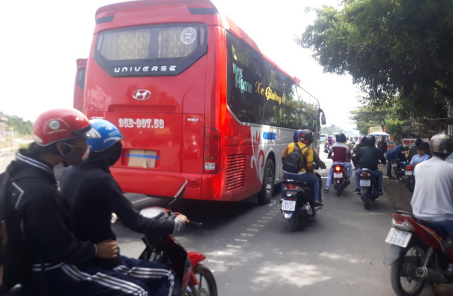 Tin tai nạn giao thông mới nhất ngày 13/2/2019: Chồng gào khóc ôm thi thể vợ bị xe khách cán tử vong