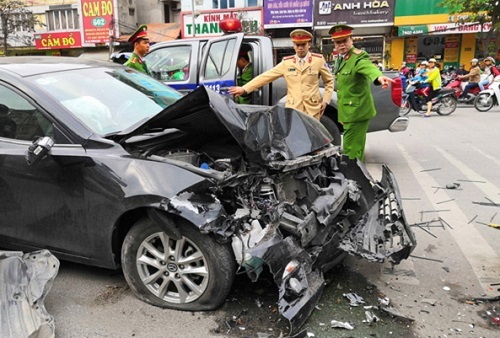 Hà Nội: Xe Mazda gây tai nạn liên hoàn, 3 người bị thương 