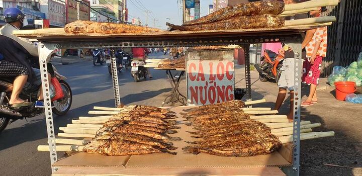 Ngày vía Thần Tài, phố cá lóc nướng Sài Gòn tất bật từ tờ mờ sáng