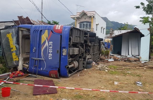 Vụ xe khách tông sập nhà dân, 38 người bị thương: Rùng mình lời kể của nạn nhân