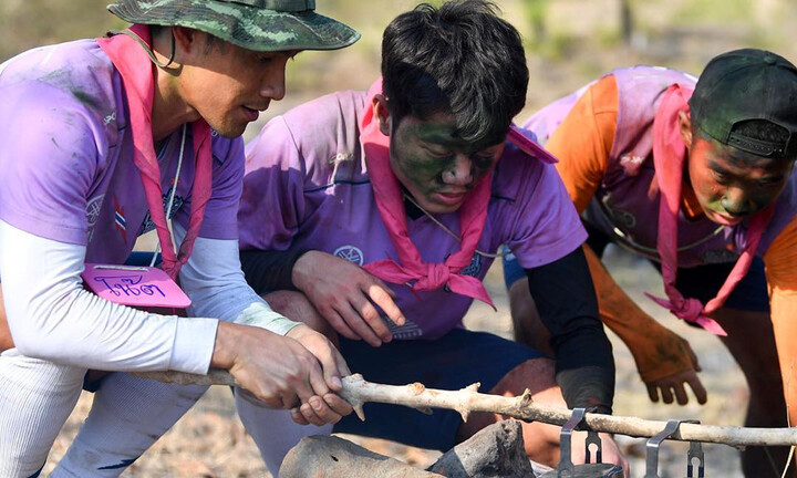 Trường “híp” xông xáo nhóm lửa, nấu canh cá cùng đồng đội ở Thái Lan