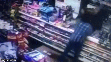 Video: Cụ bà 69 tuổi dùng nải chuối đánh đuổi cướp chạy trối chết