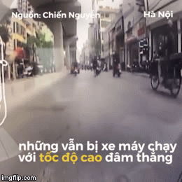 Video: Khoảnh khắc xe máy lao tốc độ cao đâm thẳng người phụ nữ đang bế con sang đường