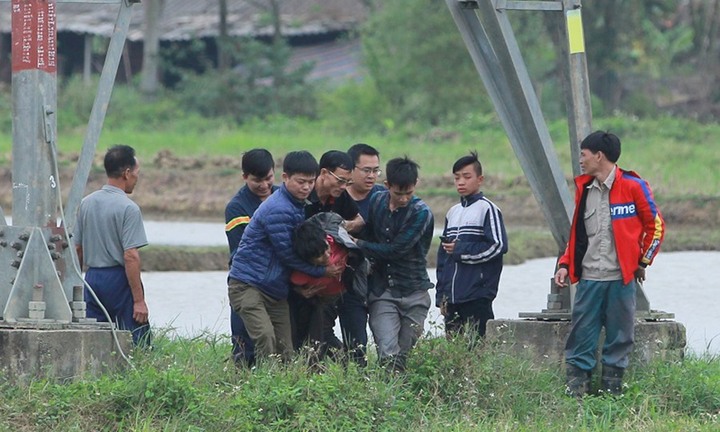 Hải Phòng: Giải cứu thành công người đàn ông ngồi trên cột điện cao thế suốt hơn 36 giờ