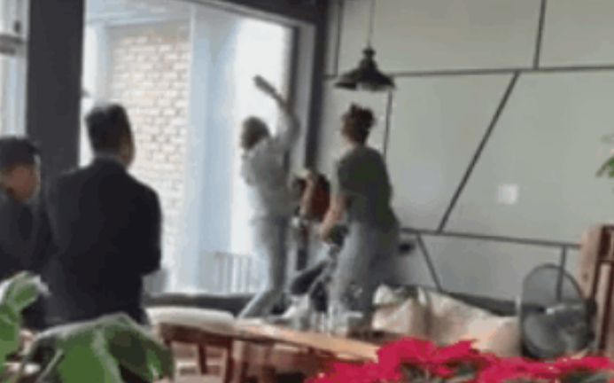 Tin tức đời sống mới nhất ngày 18/2/2019: Xôn xao clip chị chồng dùng dày cao gót đánh ghen hộ em dâu