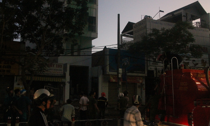 Căn nhà 5 tầng cháy lớn đúng giờ cao điểm, giao thông ùn tắc kéo dài